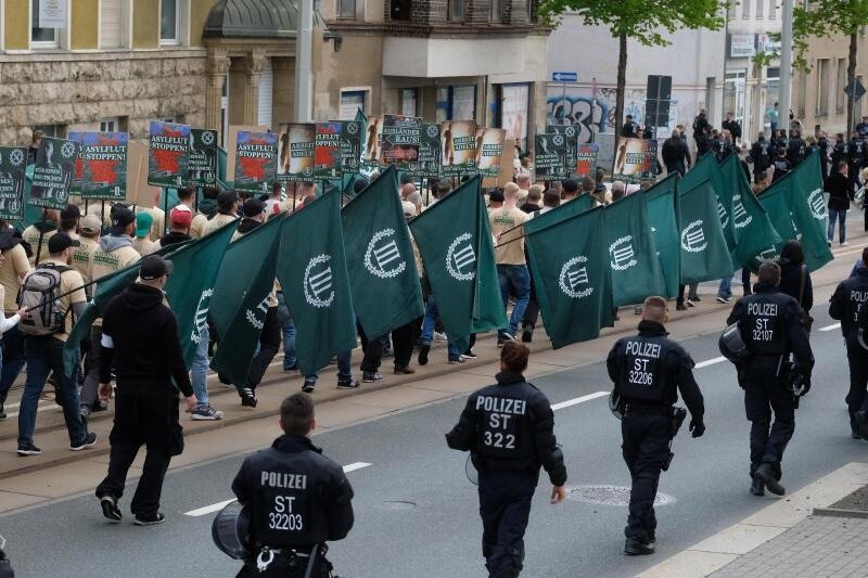 Innenminister: Werden Neonazi-Demonstration in Plauen auswerten -            Teilnehmer eines rechten Aufmarsches der Partei "Der dritte Weg" gehen eine Straße entlang.