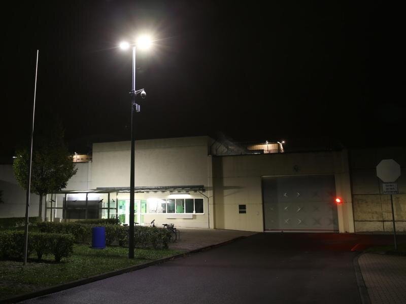 Innenpolitiker nennen Al-Bakrs Suizid «Fiasko» und «Tragödie» - Blick auf die Justizvollzugsanstalt (JVA) Leipzig in der Nacht zum Donnerstag.