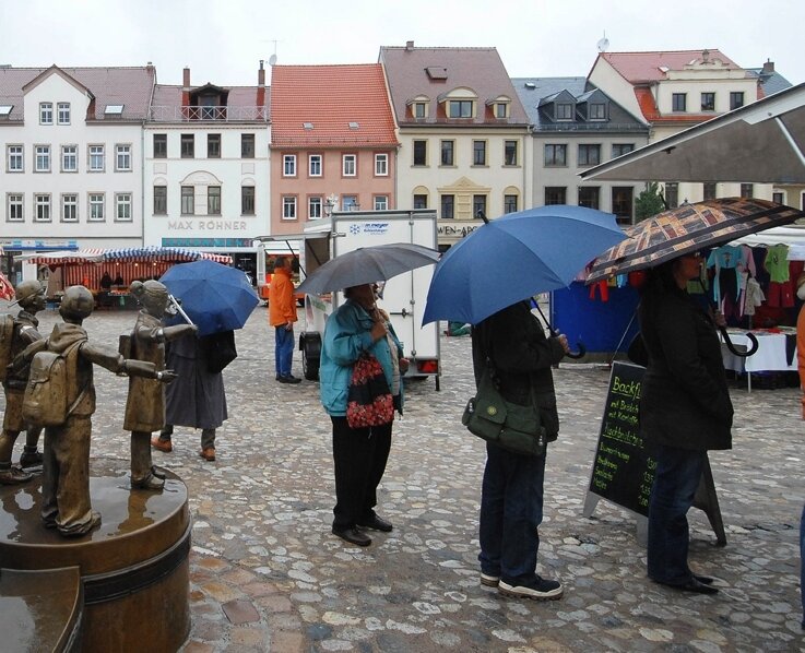 Innenstadthändler wollen Marktplatz besser nutzen - 
              <p class="artikelinhalt">Trotz Regen sorgte der erste Wochenmarkt am angestammten Platz in Glauchau bei Händlern und Kunden für Erleichterung.</p>
            