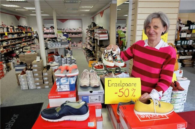 Innenstadtsterben in Glauchau: Schuhladen Clauß muss nach zehn Jahren schließen - Ilona Dähne ist seit der ersten Stunde Verkäuferin im Schuhladen Clauß.