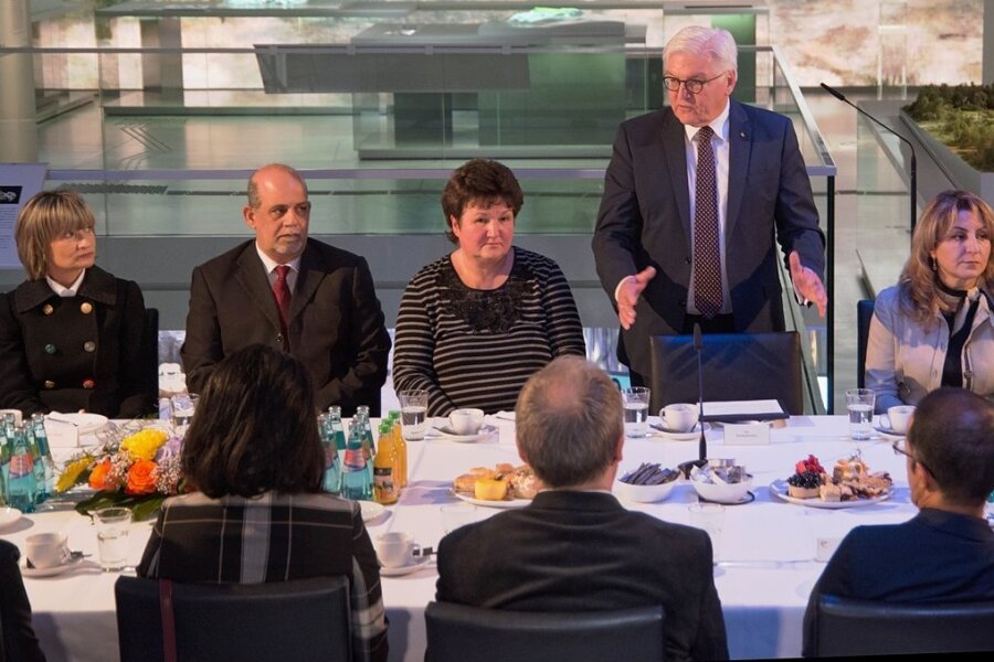 Bundespräsident Frank-Walter Steinmeier steht an der Kaffeetafel in Chemnitz - ganz links die damalige Oberbürgermeisterin Barbara Ludwig. Nach teils rechtsextremen Demonstrationen 2018 gab es viel zu bereden. 