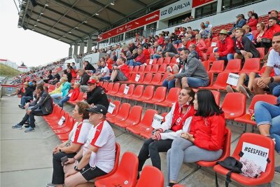 Ins "Schwanennest" dürfen zum Auftakt 3500 Zuschauer - Beim öffentlichen Training des FSV Zwickau waren vor einer Wochen 800 FSV-Anhänger in der GGZ-Arena. Zum ersten Punktspiel wird das "Schwanennest" am 19. September zu einem Drittel gefüllt sein. 