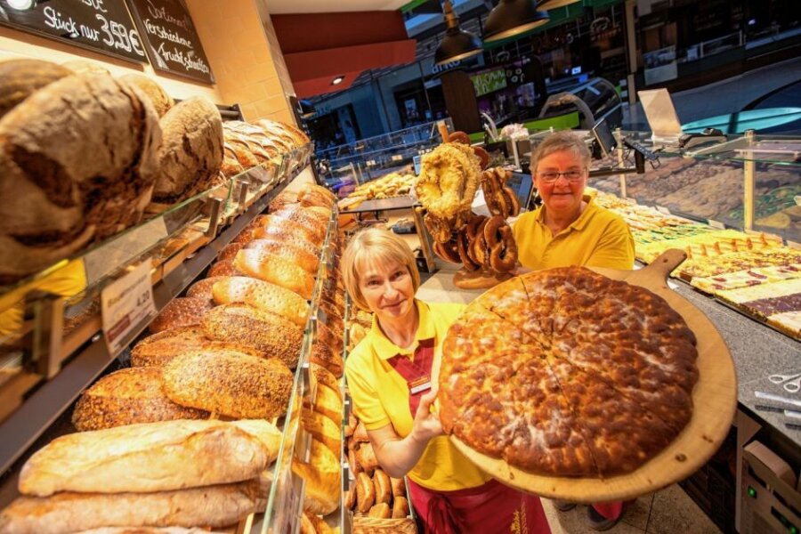 Insekten im Brot? Das sagen Bäcker - Die Mitarbeiterinnen Astrid Schenkel (links) und Andrea Selke in der Wunderlich-Filiale der Plauener Stadt-Galerie. Brot und Kuchen werden dort nach gewohntem Rezept gebacken - vollkommen frei von Insekten.
