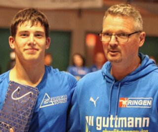 "Insgesamt sind wir zufrieden" - Germania-Mannschaftsleiter Jörg Guttmann (rechts) zeichnet den Ringer des Tages aus - gegen Kleinostheim Maximilian Simon (links). 
