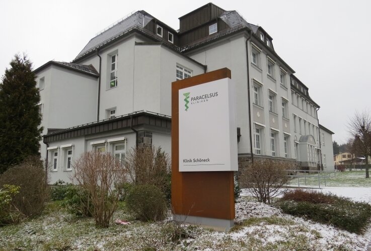 Insolvenz: 1000 Beschäftigte der Paracelsus-Kliniken in Sorge - Die Paracelsus-Kliniken sind zahlungsunfähig. Im Bild das Krankenhaus in Schöneck.
