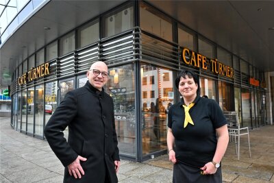 Insolvenz bei Chemnitzer Voigt-Bäckerei: So geht es jetzt weiter - Mittlerweile hat das Café Türmer am Rosenhof auch wieder Sonntag geöffnet. Dafür sorgten Insolvenzverwalter Tobias Hohmann und Mitarbeiterin Gabi Kohl.