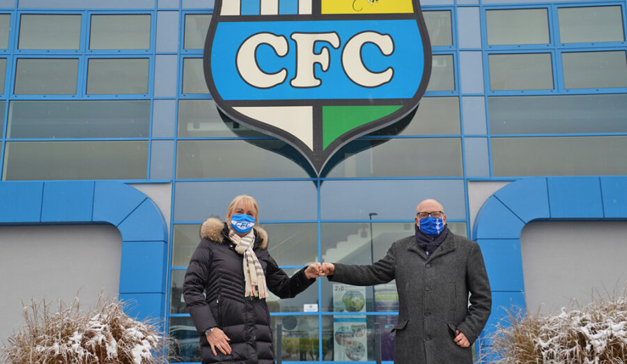 Insolvenzplan steht: Chemnitzer FC beginnt mit Auszahlung an Gläubiger - OB Sven Schulze ließ es sich am Dienstag nicht nehmen, der CFC-Vorstandsvorsitzenden Romy Polster persönlich zu gratulieren.