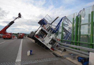 Inspektionsfahrzeug stürzt in Brückenabsperrung - A 72 bei Penig viereinhalb Stunden gesperrt - Ein Wagen der Brückeninspektion ist am Montagnachmittag in die Brückenabsperrung gestürzt.