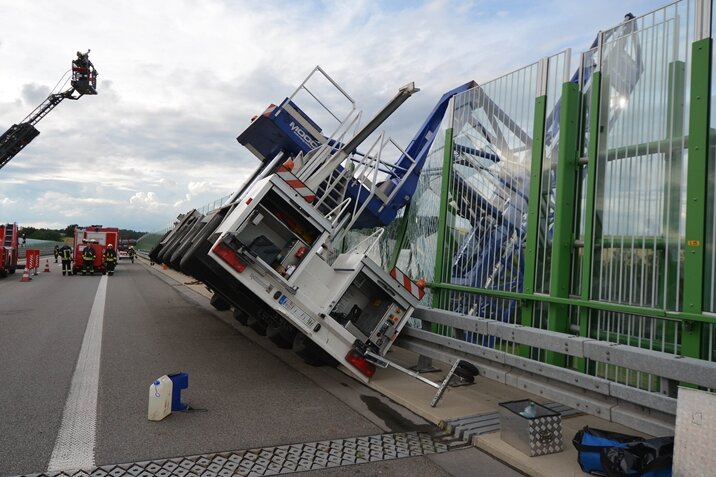 Inspektionsfahrzeug stürzt in Brückenabsperrung - A 72 bei Penig viereinhalb Stunden gesperrt - Ein Wagen der Brückeninspektion ist am Montagnachmittag in die Brückenabsperrung gestürzt.