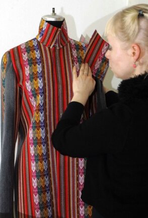 Inspiration aus 4000 Metern Höhe - 
              <p class="artikelinhalt">Sylvia Schmidt arbeitet an einem Mantel. Darunter soll das Model ein T-Shirt tragen, auf dem ein gestickter Vogel an die Nazca-Linien erinnert.</p>
            