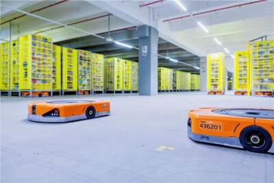 Institut: Fachkräftelücke lässt sich nicht mit Zuwanderern schließen - Wo Fachkräfte fehlen, werden mitunter schon Roboter eingesetzt, wie hier in einem Logistikzentrum des Versandhändlers Amazon in Mönchengladbach. 