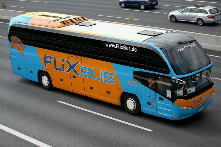 Institut: Mittelfristig werden Preise im Fernbusmarkt steigen - Die Firma Flixbus gehört zu den führenden Fernbuslinien-Anbietern in Deutschland.