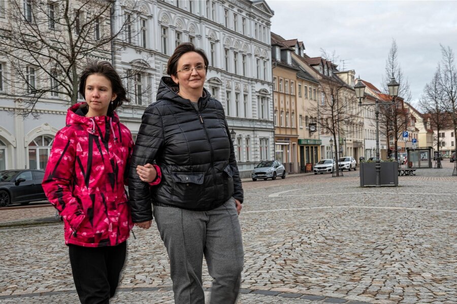 Integration in Zeitlupe: Zwei einsame Ukrainerinnen ein Jahr nach ihrer Flucht - Iryna Palyvoda und ihre zwölfjährige Tochter Marta im Februar 2024 auf dem Marktplatz von Werdau. Seit einem Jahr leben sie hier. Sie flüchteten ein Jahr nach Kriegsbeginn.