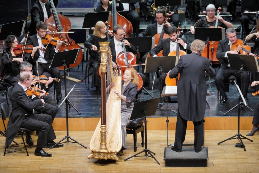 Intendant setzt bei Sinfoniekonzert in Reichenbach mit geübter Hand Akzente - Anne-Sophie Bertrand stand beim Harfenkonzert im Mittelpunkt.