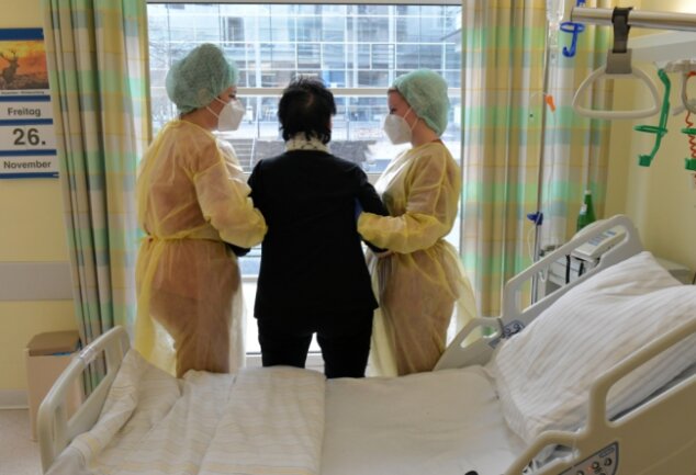 Wie hier in Freiberg kümmern sich auch in Mittweida die Pflegekräfte auf der Coronastation mit Schutzkleidung um ihre Patienten.
