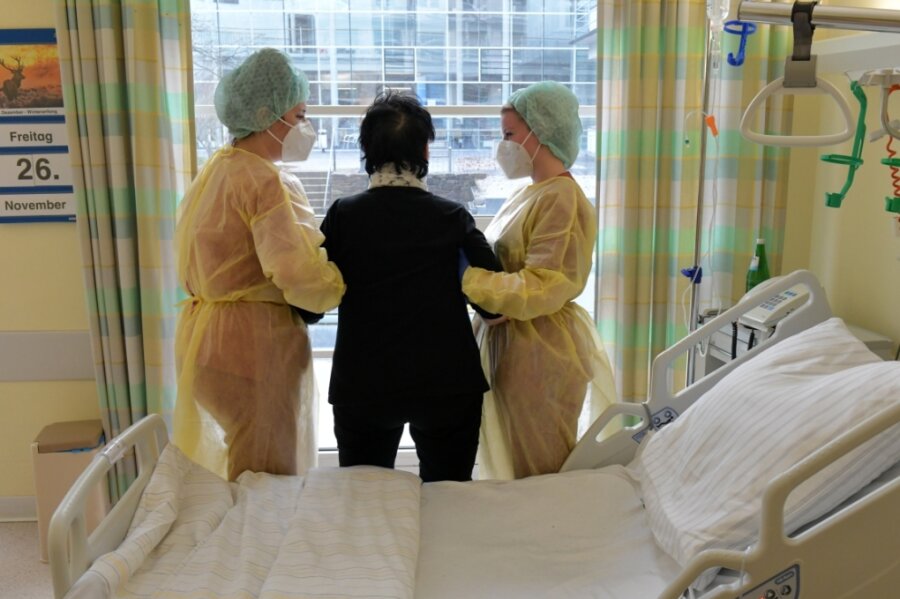 Wie hier in Freiberg kümmern sich auch in Mittweida die Pflegekräfte auf der Coronastation mit Schutzkleidung um ihre Patienten.