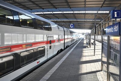 Intercity von Chemnitz nach Berlin: Fahrzeit verlängert sich deutlich - Ein Doppelstock-IC nach Rostock-Warnemünde über Berlin abfahrbereit am Chemnitzer Hauptbahnhof.