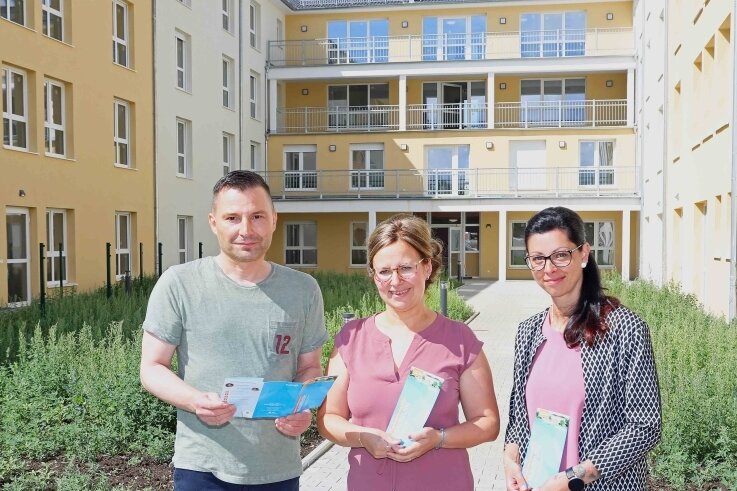 Interesse an Neubau-Projekt in Fraureuth ist groß - Susanne Ruhnow (M.), Jeannine Böhme und Robby Safferthal freuen sich über den Baufortschritt und das Interesse am neuen Haus. 