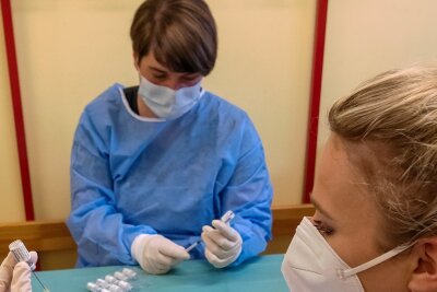 Interesse an zusätzlichem Impfangebot im mittleren Erzgebirge verschieden - Die Schwestern Lisa (r.) und Anett zogen am Donnerstag in Marienberg den Impfstoff auf. 