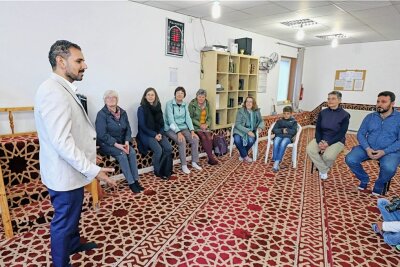 Interkulturelle Wochen in Freiberg: Begegnungen kommen in Fahrt - Hamada Abdelaziz erklärt den Besuchern der Moschee die Abläufe und Aktivitäten innerhalb des Gebetsraumes. 