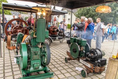Internationale Gäste beim Stationärmotoren-Treffen in Burkhardtsdorf - Technikliebhaber unter sich: Es wurde viel gefachsimpelt.