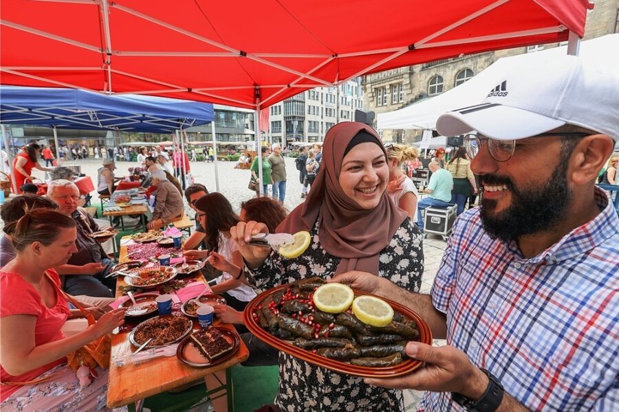 Internationale Küche auf dem Chemnitzer Neumarkt: Kultur geht durch den Magen - Amira und Kenan Allejji aus Syrien haben unter anderem mit Reis gefüllte Weinblätter gekocht.