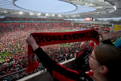 Internationale Pressestimmen zum Titel von Bayer Leverkusen - Leverkusens Fans bejubeln den Gewinn der Deutschen Meisterschaft im Stadion.