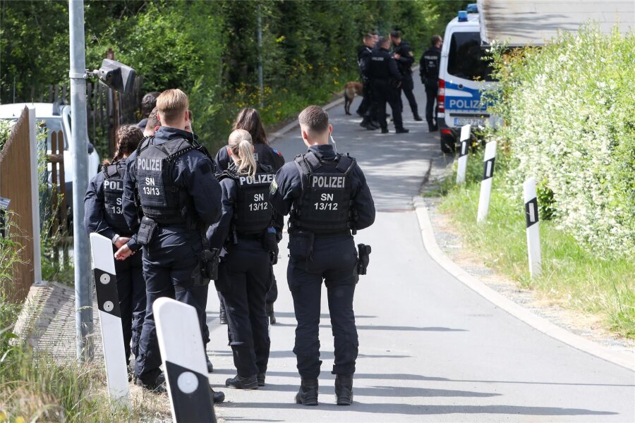 Internationale Razzia: Polizei durchsucht Plauener Wohnhaus - Das Plauener Wohngebiet Possig wurde im Zuge eines internationalen Polizeieinsatzes am Dienstag großräumig umstellt.