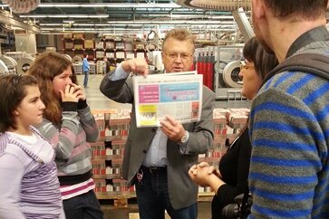 Internationaler Medien-Nachwuchs besucht Druckzentrum in Chemnitz - "Freie Presse"-Mitarbeiter Stefan Kalinsky erklärt den Schülern, wie die Zeitung von morgen entsteht.