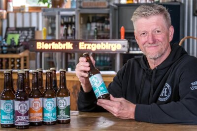 Internationaler Tag des Bieres: Drei kleine Brauereien im Erzgebirge und ihre speziellen Kreationen - In die 100.000. in der Bierfabrik von Uwe „Max“ Gottwald abgefüllte Flasche floss ein Double Indian Pale Ale.