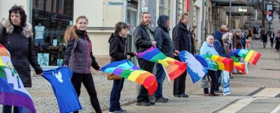 Internationaler Tag: Menschenkette auf dem Postplatz in Plauen - Aktion zum Internationalen Tag für das Recht auf Wahrheit über schwere Menschenrechtsvereltzungen und für die Würde der Opfer in Plauen.