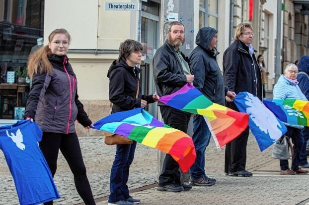Internationaler Tag: Menschenkette auf dem Postplatz in Plauen - Aktion zum Internationalen Tag für das Recht auf Wahrheit über schwere Menschenrechtsvereltzungen und für die Würde der Opfer in Plauen.