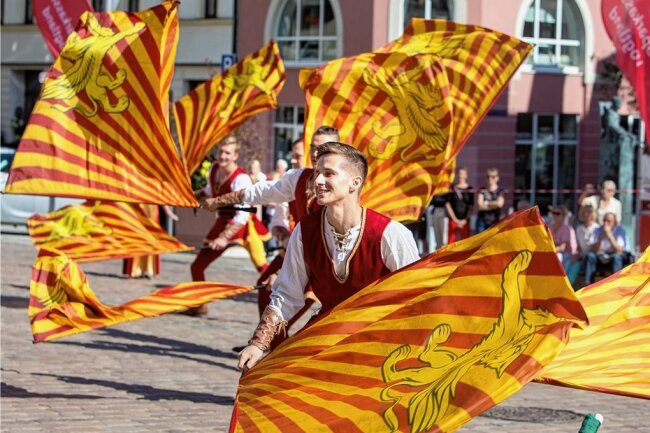 Internationales Fahnen-Spektakel in Plauen lässt Vogtländer staunen - Fahnen wie Fächer: Das Ensemble aus Wroclaw zeigte auf dem Plauener Altmarkt ihr Können. Viele Besucher waren beeindruckt.