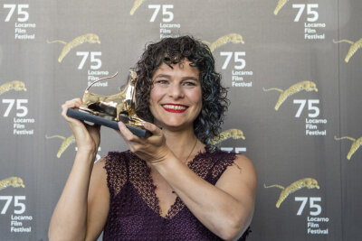 Internationales Filmfestival Locarno: Hauptpreis geht nach Brasilien - Julia Murat, Filmregisseurin aus Brasilien, hält den Goldenen Leoparden für ihren Film «Regra 34» («Regel 34»). Der Titel der brasilianisch-französischen Co-Produktion bezieht sich auf die sogenannte Regel 34, nach der im Internet zu allem, was dort existiert, pornografisches Material zu finden sei.