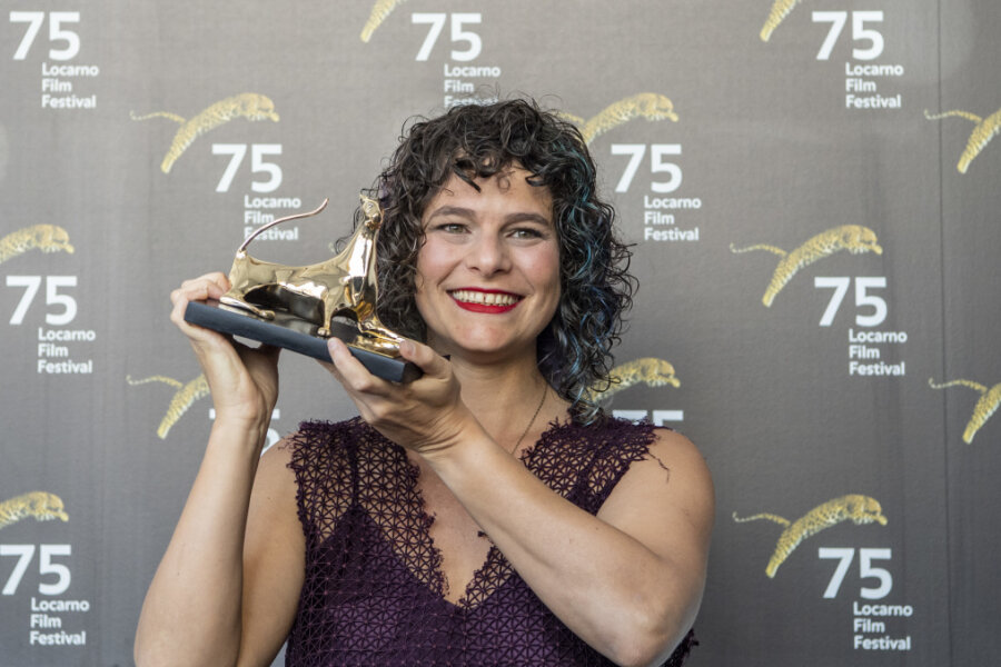 Julia Murat, Filmregisseurin aus Brasilien, hält den Goldenen Leoparden für ihren Film «Regra 34» («Regel 34»). Der Titel der brasilianisch-französischen Co-Produktion bezieht sich auf die sogenannte Regel 34, nach der im Internet zu allem, was dort existiert, pornografisches Material zu finden sei.