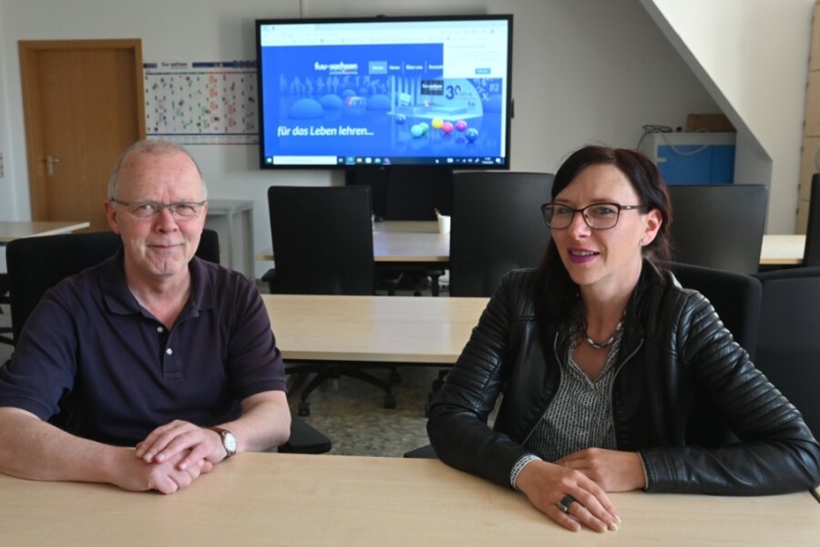 Marketingchef Erich Schreiner und FUU-Geschäftsführerin Kathleen Meinhold möchten mit modern ausgestatteten Klassenräumen das Lernen vereinfachen. 