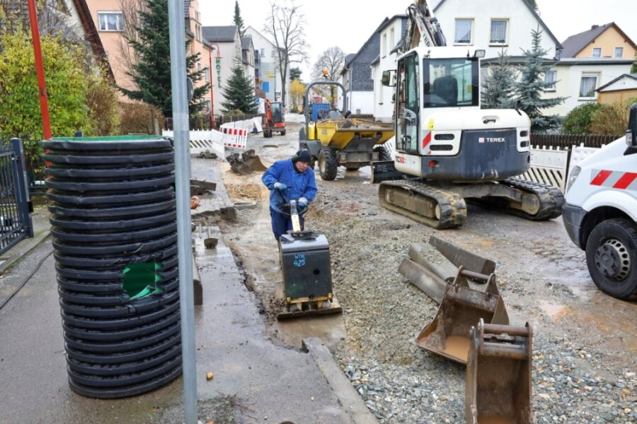 Zumindest die Arbeiten im ersten Bauabschnitt Rödlitzer Straße werden bald fertig sein. Mit den Glasfaserkabeln aber dauert es noch. 