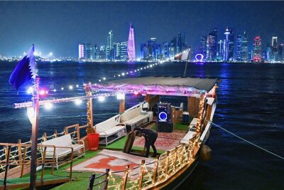 Interview mit Politikwissenschaftler Nicolas Fromm - Wo Kritik an Fußball-WM-Austragungsland Katar berechtigt oder überzogen ist - Eine Dhau, ein Segelschiffstyp, liegt vor der Skyline von Doha, der Hauptstadt von Katar. Am Sonntag beginnt hier mit dem Eröffnungsspiel die Fußball-Weltmeisterschaft. 