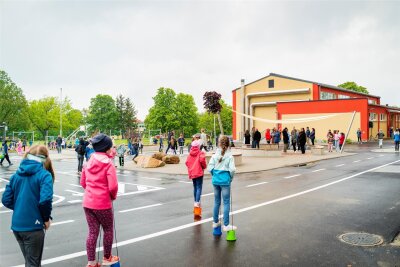 Investition in die Zukunft: Mittweida eröffnet neuen Schulhof - Neben vier Verkehrsinseln auf dem markierten Asphalt, einem Spielgerätehaus und einer Fahrradüberdachung wurde auch eine Markise angeschafft.
