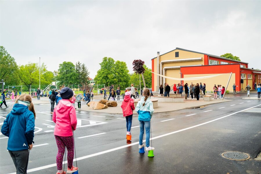 Investition in die Zukunft: Mittweida eröffnet neuen Schulhof - Neben vier Verkehrsinseln auf dem markierten Asphalt, einem Spielgerätehaus und einer Fahrradüberdachung wurde auch eine Markise angeschafft.