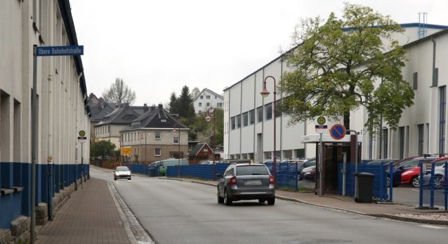 Zweigeteilt: Das Werk von Meleghy Automotive in Bernsbach wird von der Straße der Einheit durchschnitten.