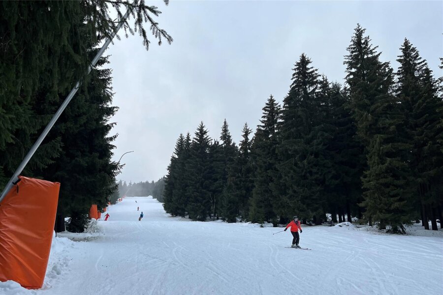 Investitionen im Skigebiet am Fichtelberg: Oberwiesenthal holt Berliner Rechtsanwälte ins Boot - Eine der beiden Pisten an der Himmelsleiter. Aufgrund ihrer Lage gilt diese Seite des Fichtelbergs als besonders schneesicher.