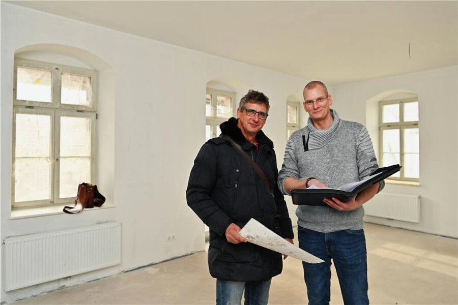 Investor aus Bayern erweckt Hohes Haus in Rochlitz aus Dornröschenschlaf - Investor Rainer Berg (r.) und Steffen Fichtner, der neben Architektin Regina Schmole die Bauleitung für das Hohe Haus in Rochlitz innehat, bei der Bauberatung in einer der Wohnungen.