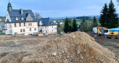 Investor bessert bei Stellplätzen nach - Ansicht auf Zeit: Freie Sicht herrscht derzeit von der Ortsdurchfahrt aus Richtung Aue aufs Rathaus von Bernsbach. 