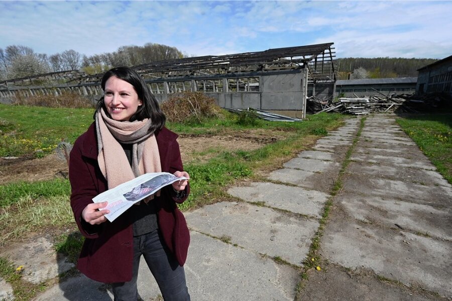 Projektverantwortliche Lara Würfel von der Firma Deto Solarstrom steht auf der Fläche im Unterdorf von Taura, wo eine Fotovoltaikanlage aufgebaut werden soll. Auf dem Gelände gibt es leerstehende Industrie- und Gewerbeflächen. 