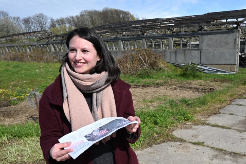 Investor will Fotovoltaikanlage auf einer Brachfläche bauen - Projektverantwortliche Lara Würfel von der Firma Deto Solarstrom steht auf der Fläche im Unterdorf von Taura, wo eine Fotovoltaikanlage aufgebaut werden soll. 