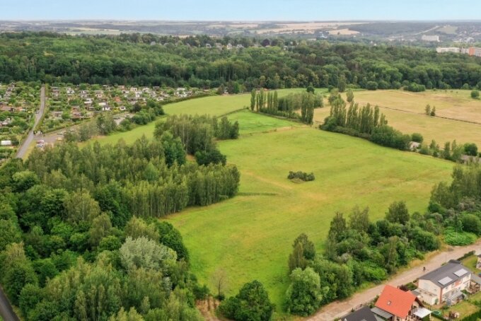 Investor will Grünfläche am Crimmitschauer Wald bebauen - Auf der derzeit unbebauten Fläche nahe der Gartenanlage Lug ins Land will ein Immobilienentwickler Einfamilienhäuser und Doppelhaushälften errichten lassen. 