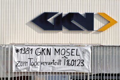 Investorensuche: Entscheidet sich jetzt die Zukunft der Beschäftigten von GKN in Zwickau? - Dieses Banner hängt gerade am GKN-Werk in Mosel. Betriebsrat, Belegschaft und IG Metall wollen die Jobs erhalten – auch ohne GKN.