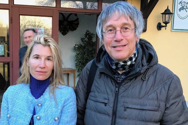 Investorin stellt Pläne für Schloss Reinsberg vor - Mathilda Martina Huss aus Potsdam und der Meißner Dombaumeister Knut Hauswald haben am Dienstagabend ihre Pläne für Schloss Reinsberg auf einer Einwohnerversammlung im Dörflichen Gemeinschaftszentrum in Reinsberg vorgestellt. 