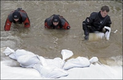 Inzwischen 15 Tote durch Hochwasser in Polen - Die Gefahr durch das Rekordhochwasser in Polen hat sich dramatisch verstärkt. Ein Feuerwehrsprecher sprach gegenüber der Nachrichtenagentur AFP von den schlimmsten Überschwemmungen seit mehr als hundert Jahren, 15 Menschen kamen bislang ums Leben.
